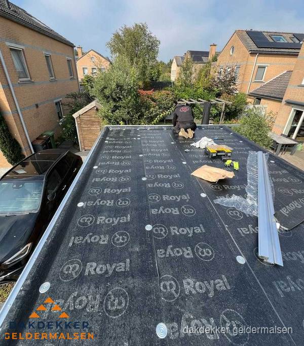 Dakdekker aan het werk op plat dak renovatie in Geldermalsen