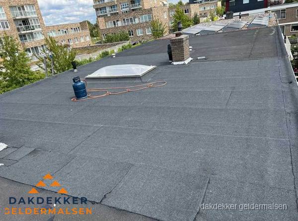 Bitumen dakbedekking op plat dak met lichtkoepel en schoorsteen in Geldermalsen Bitumen dakbedekking op plat dak met lichtkoepel en schoorsteen in Geldermalsen