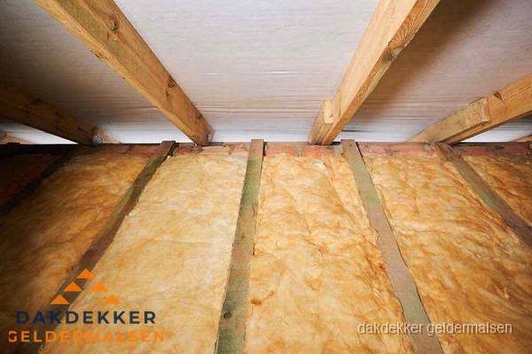Dakisolatie met glaswol tussen dakspanten in Geldermalsen Dakisolatie met glaswol tussen dakspanten in Geldermalsen