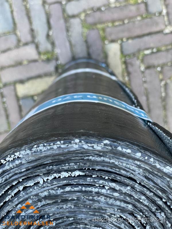 Rol bitumen dakleer met leislag voor plat dak in Geldermalsen