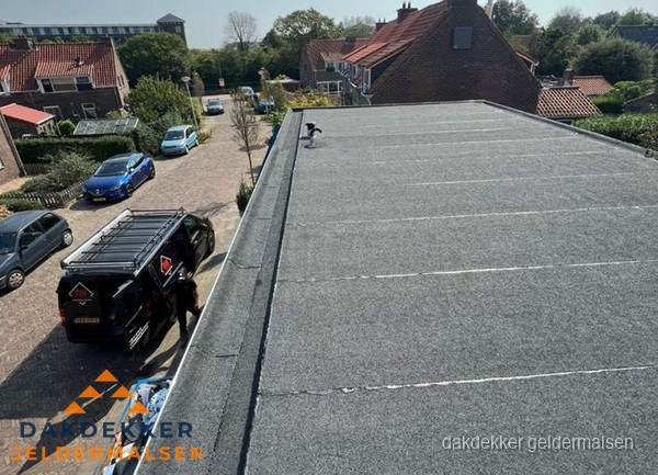 Nieuw bitumen plat dak met uitzicht over woonwijk in Geldermalsen