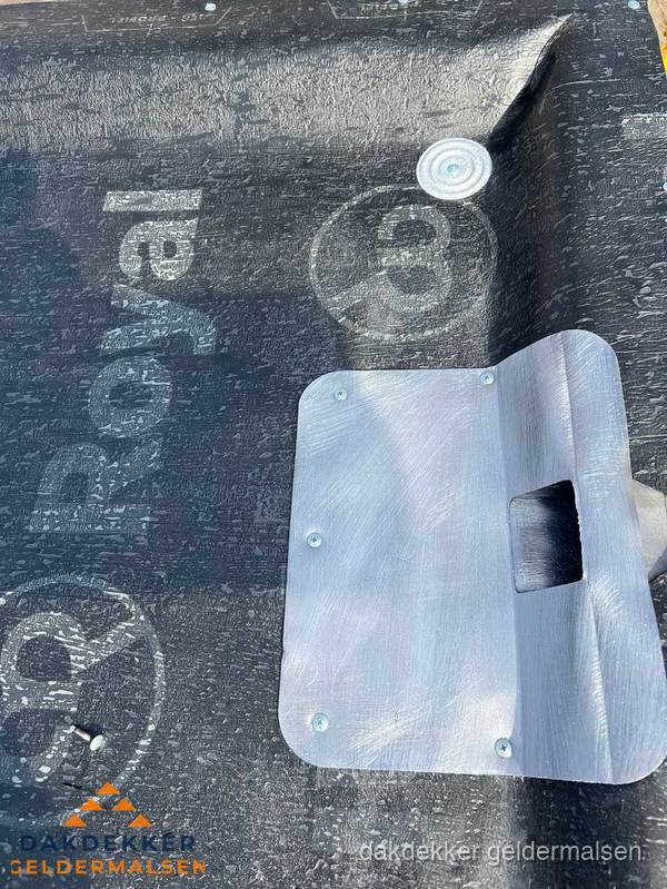 Dakgoot aansluiting op bitumen dak in Geldermalsen