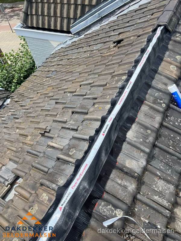 Nokvorst renovatie met Koramic nokrol op schuin pannendak in Geldermalsen Nokvorst renovatie met Koramic nokrol op schuin pannendak in Geldermalsen
