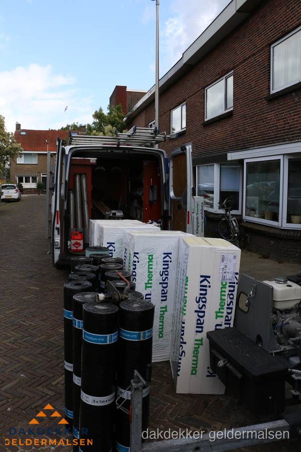 Levering van Kingspan isolatieplaten en bitumenrollen voor dakproject in Geldermalsen