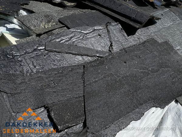 Verwijderd oud bitumen dakleer klaar voor vervanging in Geldermalsen Verwijderd oud bitumen dakleer klaar voor vervanging in Geldermalsen