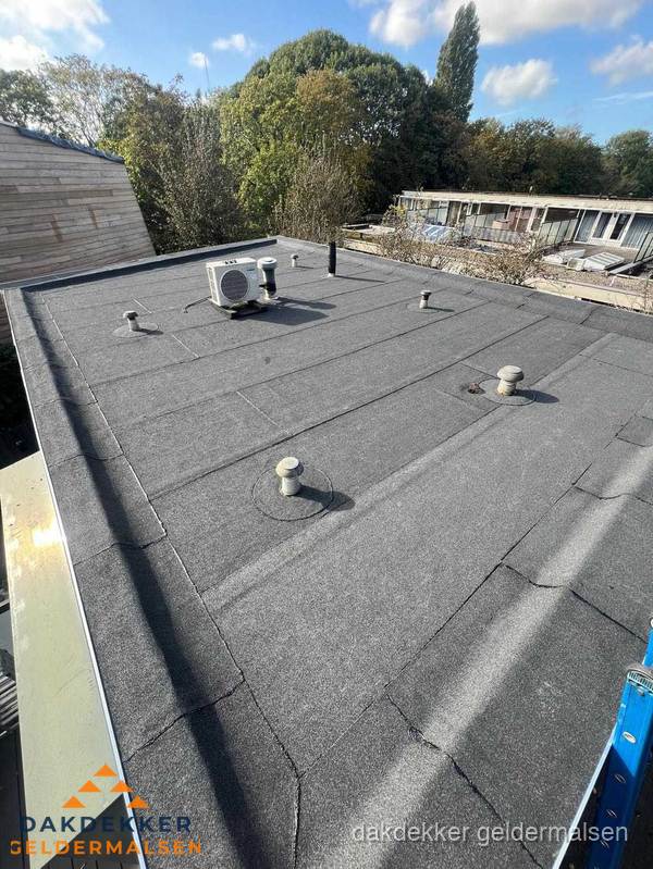 Kosten dakdekker: afgewerkt plat bedrijfsdak met bitumen in Geldermalsen
