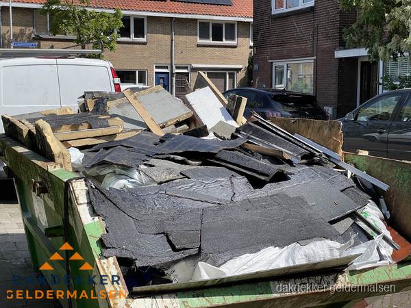 Afvalcontainer met gesloopt dakmateriaal tijdens dakkapel renovatie in Geldermalsen Afvalcontainer met gesloopt dakmateriaal tijdens dakkapel renovatie in Geldermalsen