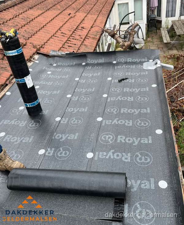 Bitumen dakbedekking leggen op plat dak aanbouw in Geldermalsen