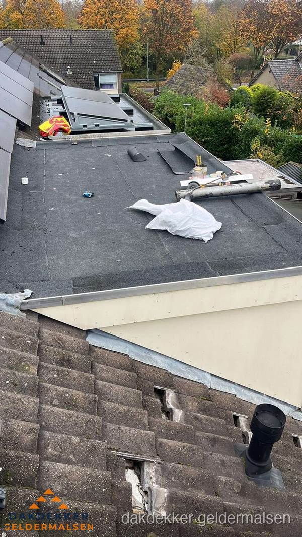 Beschadigde dakbedekking op plat dak voor reparatie in Geldermalsen