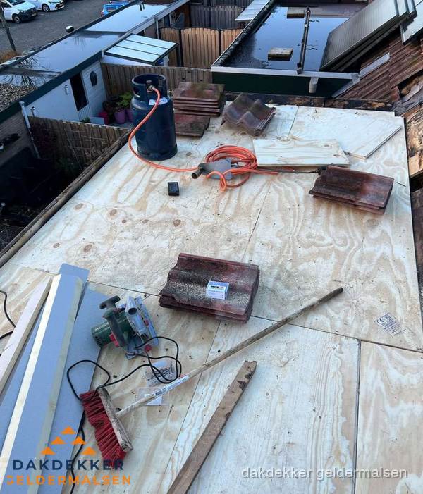 Dakreparatie werkzaamheden op plat dak met gereedschap in Geldermalsen Dakreparatie werkzaamheden op plat dak met gereedschap in Geldermalsen