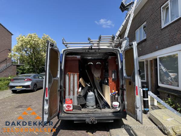 Spoed dakdekker bus met gereedschap en ladder bij woning in Geldermalsen