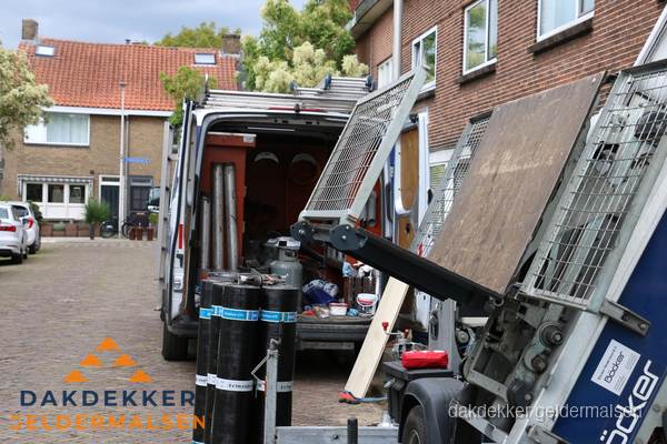 Dakdekkersbusje met materiaal en ladderlift voor dakpannen vervangen in Geldermalsen Dakdekkersbusje met materiaal en ladderlift voor dakpannen vervangen in Geldermalsen