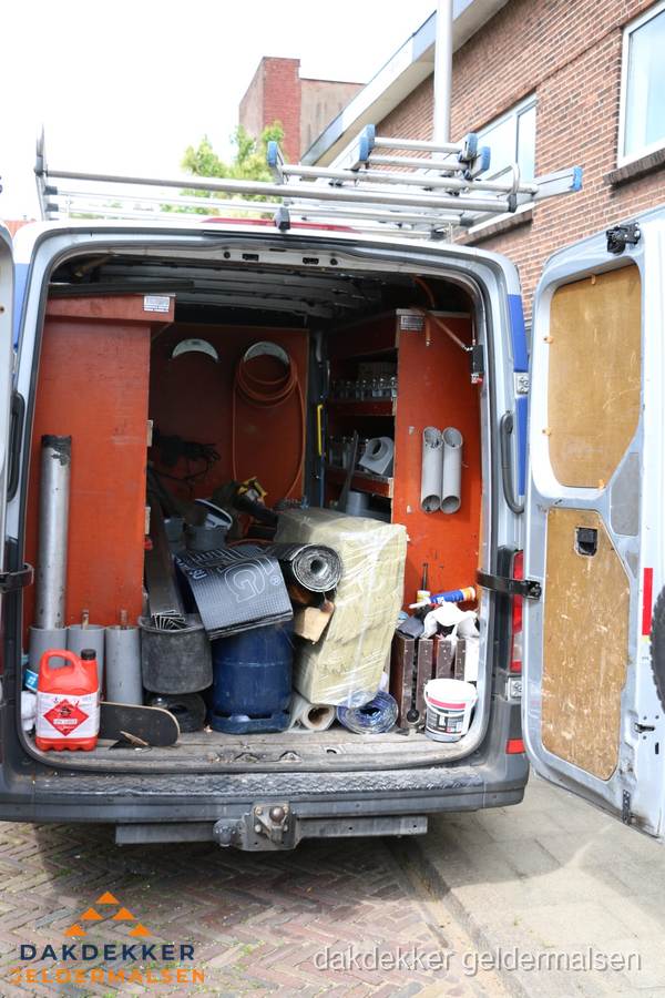 Bedrijfsbus van dakdekker met gereedschap en materialen in Geldermalsen