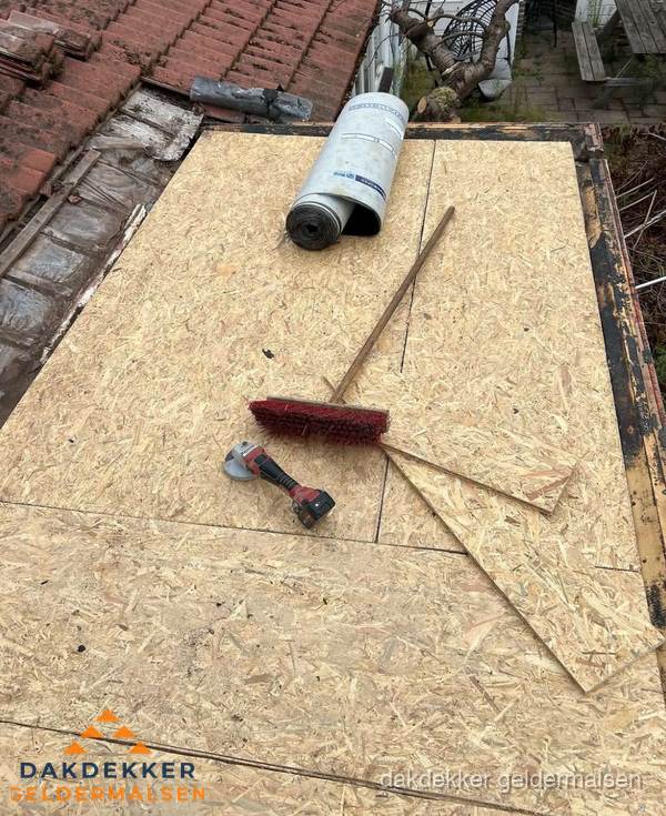 Plat dak vervangen met nieuwe OSB-ondergrond en bitumenrol in Geldermalsen